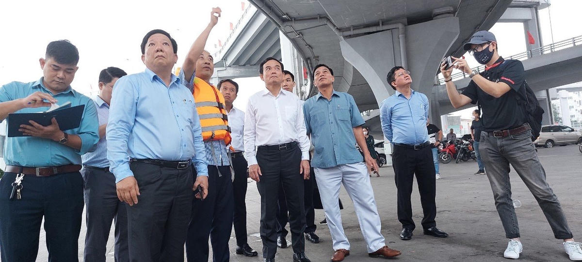 Lãnh đạo TP Hải Phòng chỉ đạo cứu hộ tàu biển ra khỏi khu vực nguy hiểm.
