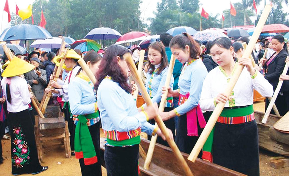 Các cô gái Mường ở Thu Cúc đâm đuống.