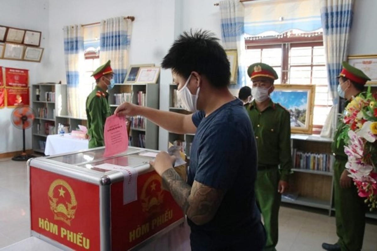 Các đối tượng bị tạm giữ, tạm giam ở Quảng Nam thực hiện bầu cử.