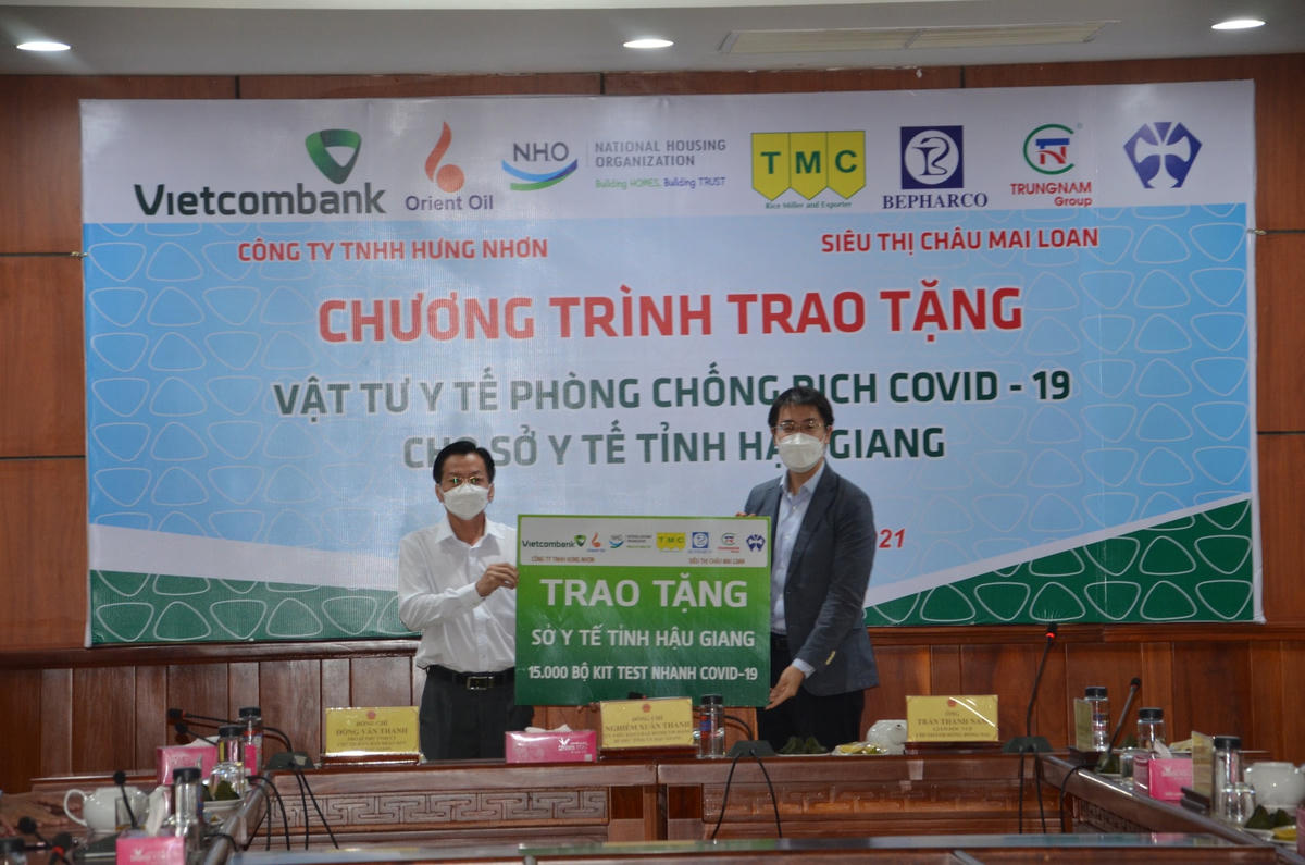 Đại diện Sở Y tế Hậu Giang nhận kit xét nghiệm Covid-19.