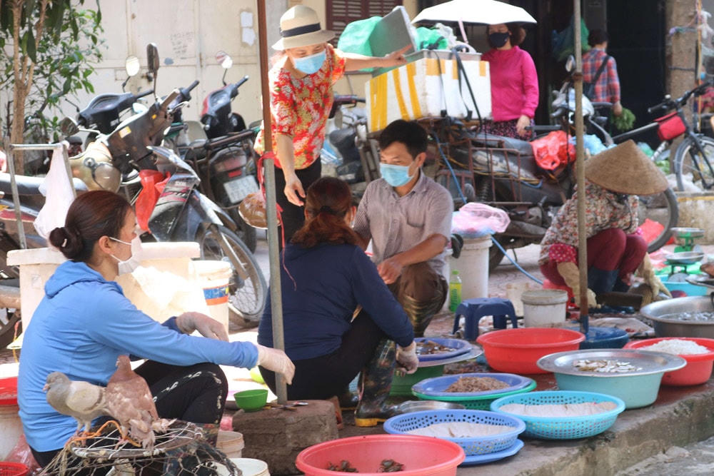 Các tiểu thương đeo khẩu trang đầy đủ theo đúng quy định.
