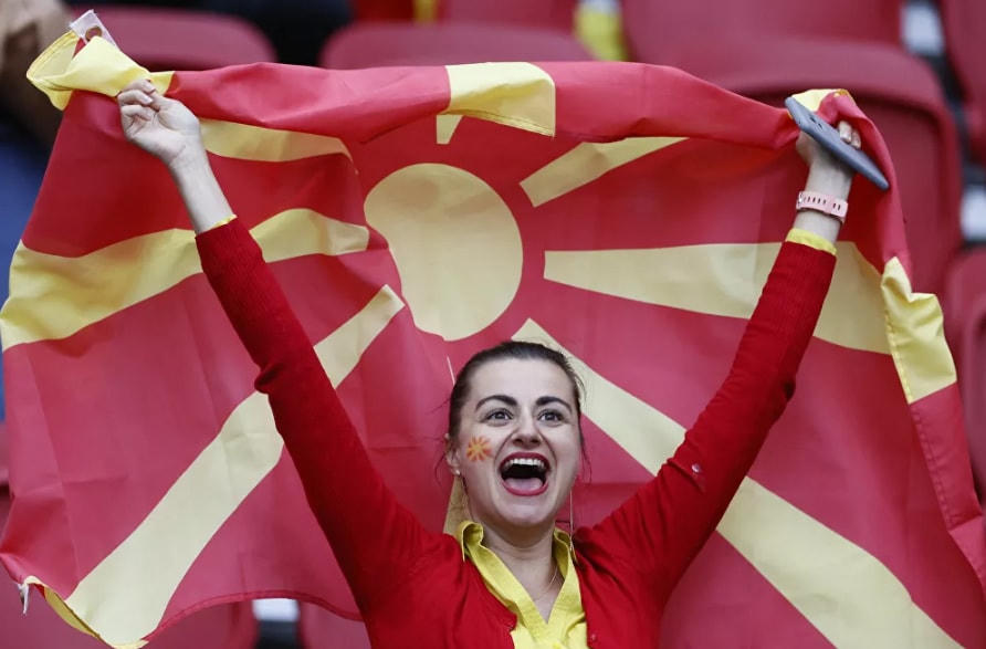 Nữ cổ động viên Bắc Macedonia cổ vũ trận đấu giữa Bắc Macedonia và Hà Lan tại sân vận động Johan Cruyff ở Amsterdam.