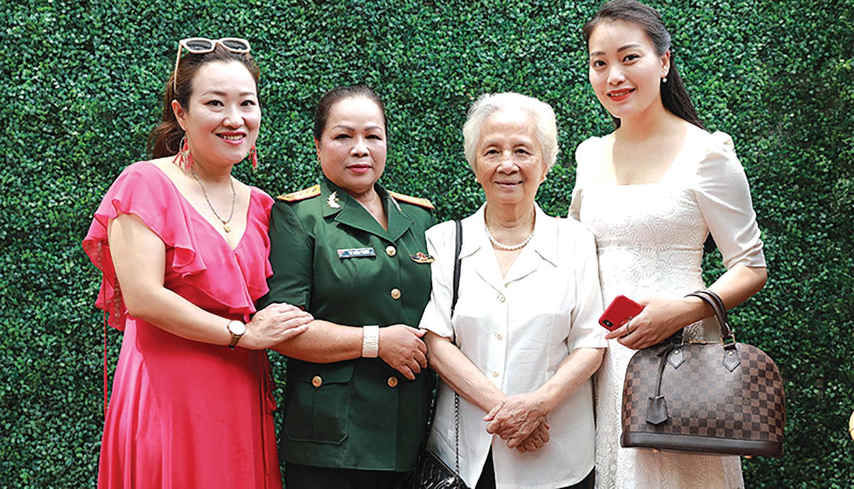 Nhà giáo Hồ Mộ La (thứ 2, từ phải sang), NSND Rơ Chăm Phiang và các học trò.