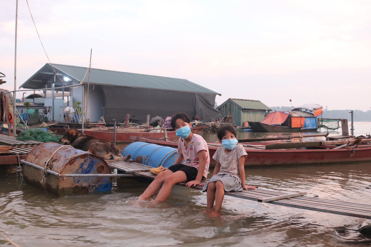 ...thế nhưng, trong sâu thẳm 2 em vẫn mong mỏi ngày được trở lại trường học. 