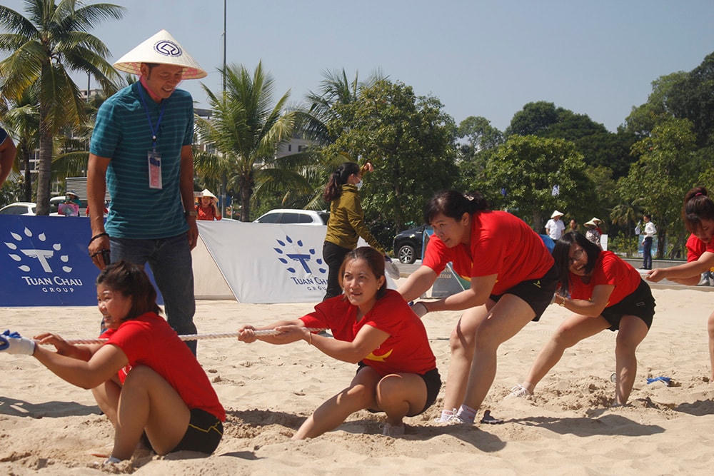 Bên cạnh phần diễu hành áo dài, chương trình còn có các hoạt động thể thao sôi động dành cho “chị, em” phụ nữ được tổ chức trên bãi biển.