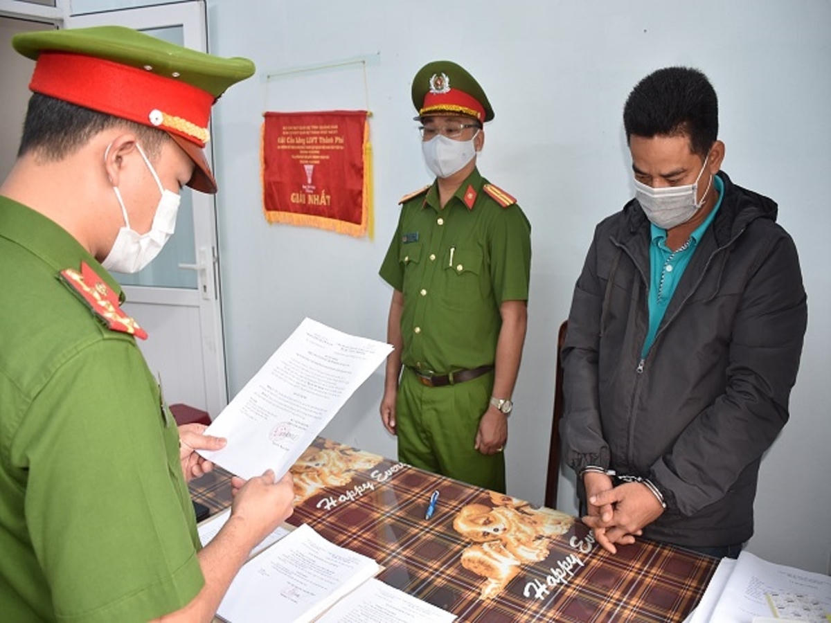 Lực lượng Công an đọc quyết định bắt Nguyễn Duy Hoàng.