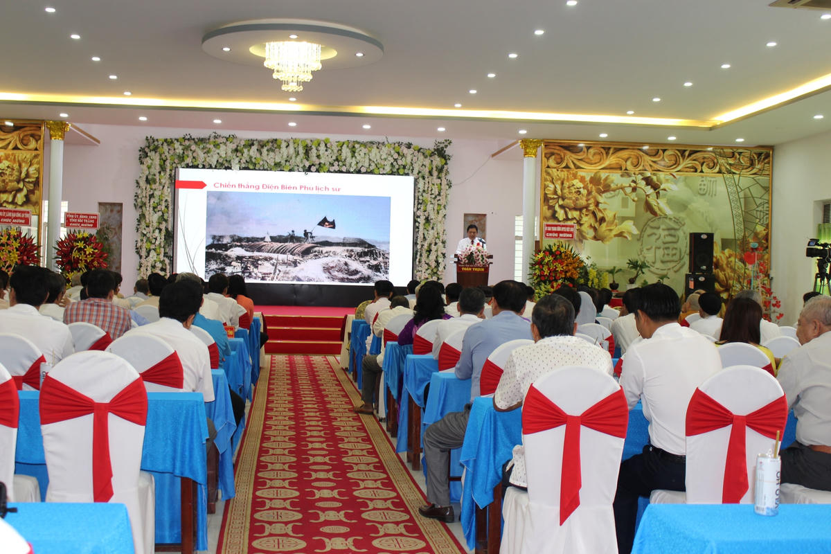 Quan cảnh buổi họp mặt.