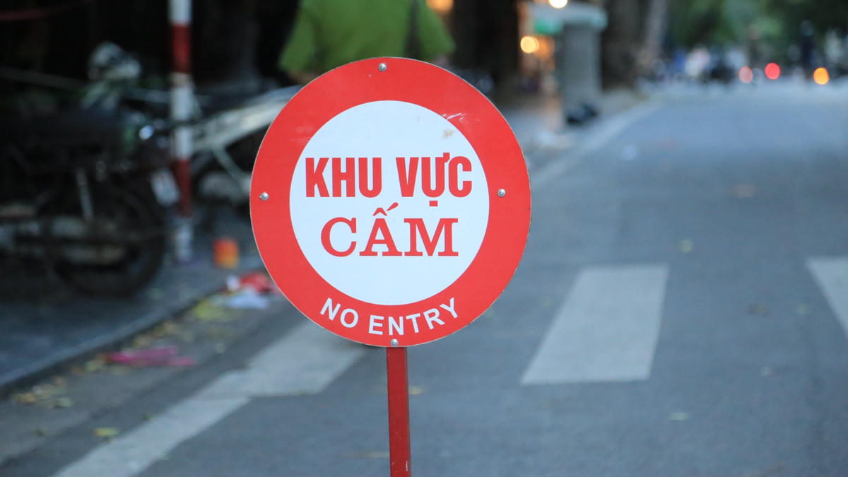 [ẢNH] Tiểu thương 'nửa đóng nửa mở', phố Hàng Mã lập thêm chốt cứng