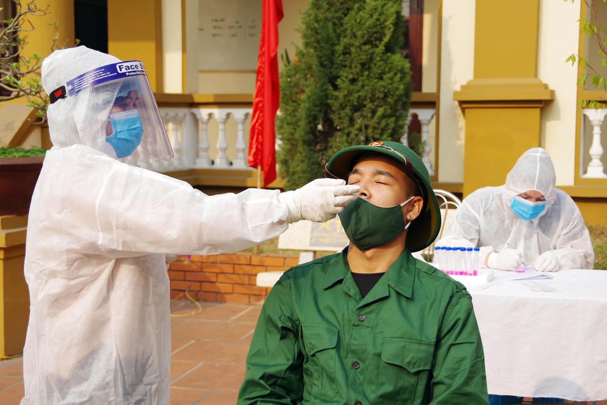 Công dân đủ điều kiện nhập ngũ năm 2021 đều được 2 lần xét nghiệm Covid-19. Ảnh: Báo Quảng Ninh.