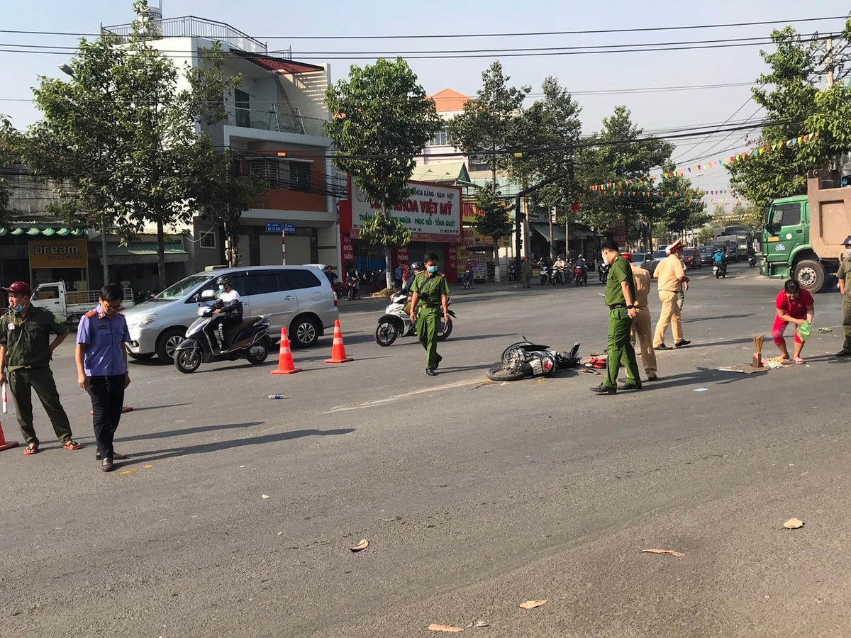 Công an khám nghiệm hiện trường. Ảnh: TL.