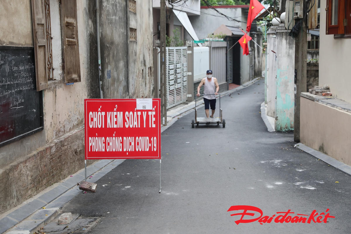  Các chốt kiểm soát y tế trên địa bàn huyện Đông Anh, Hà Nội thực hiện nghiêm việc kiểm soát người dân ra vào, hạn chế tối đa nguy cơ lây nhiễm Covid-19. Ảnh: Quang Vinh. 