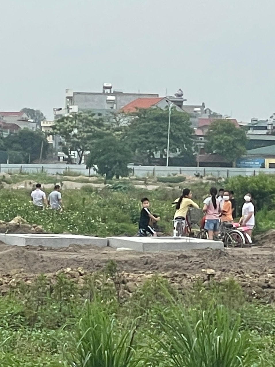Khu vực hố nước sâu nơi 2 cháu bé bị đuối nước.