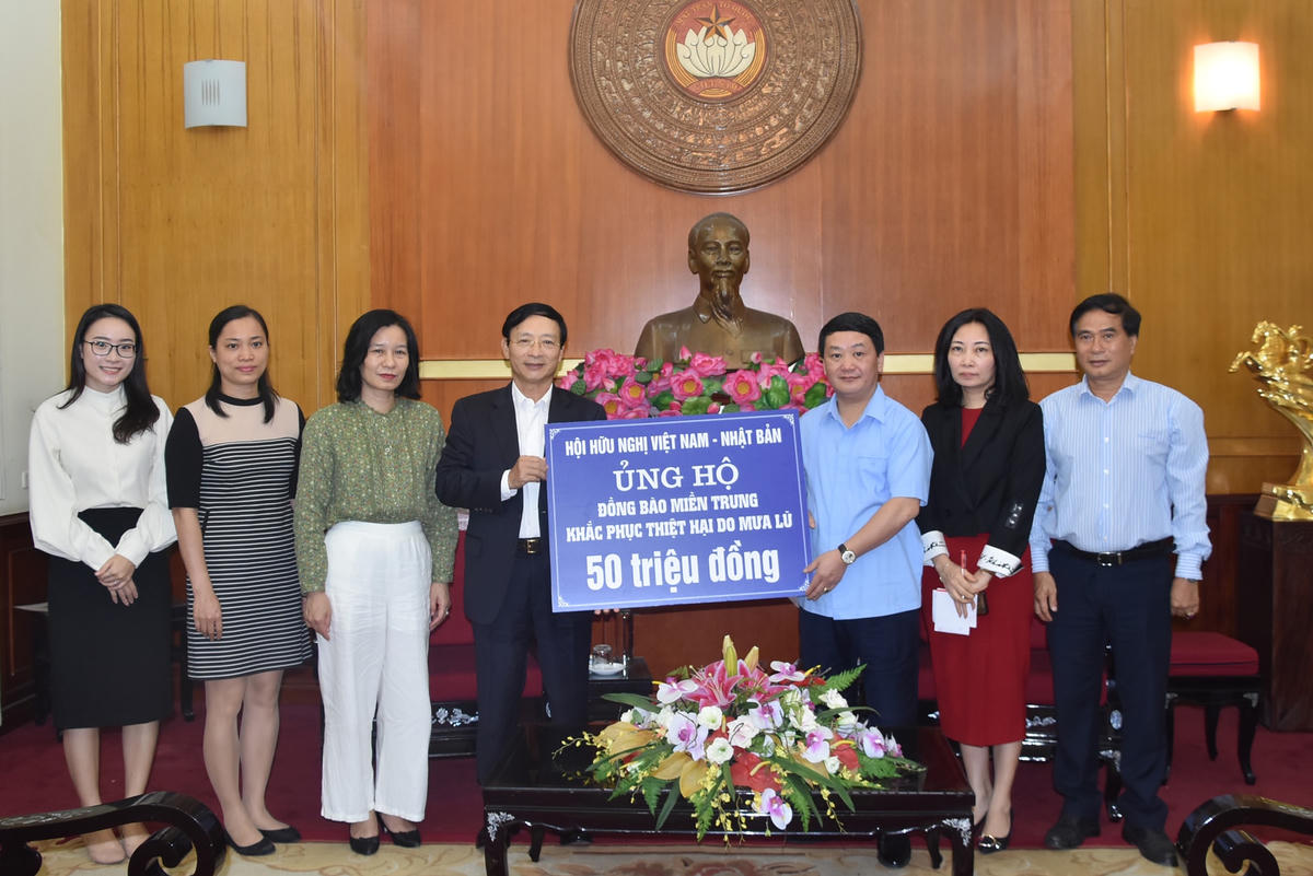 Phó Chủ tịch - Tổng Thư ký Hầu A Lềnh tiếp nhận ủng hộ từ Hội hữu nghị Việt Nam - Nhật Bản.