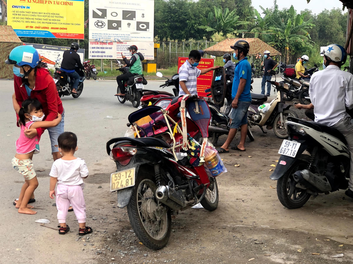 Nhiều người dân chưa thể qua chốt vì thiếu các loại giấy tờ cần thiết.