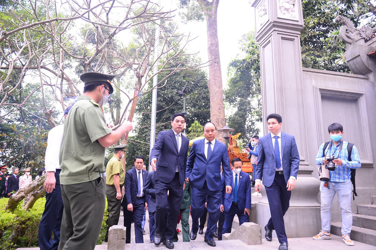 Để tỏ lòng biết ơn, Chủ tịch nước Nguyễn Xuân Phúc cùng các vị lãnh đạo Đảng, Nhà nước, tỉnh Phú Thọ đã thành kính dâng hương, hoa, lễ vật tưởng nhớ, tri ân công đức của các Vua Hùng đã có công dựng nước, quốc thái dân an, bách gia trăm họ vạn đại trường tồn…