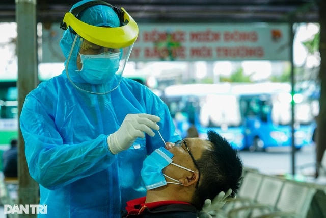 UBND TPHCM yêu cầu chủ động tổ chức xét nghiệm lại cho các chuyên gia người nước ngoài đã nhập cảnh vào làm việc trên địa bàn thành phố. (Ảnh minh họa: Phạm Nguyễn).