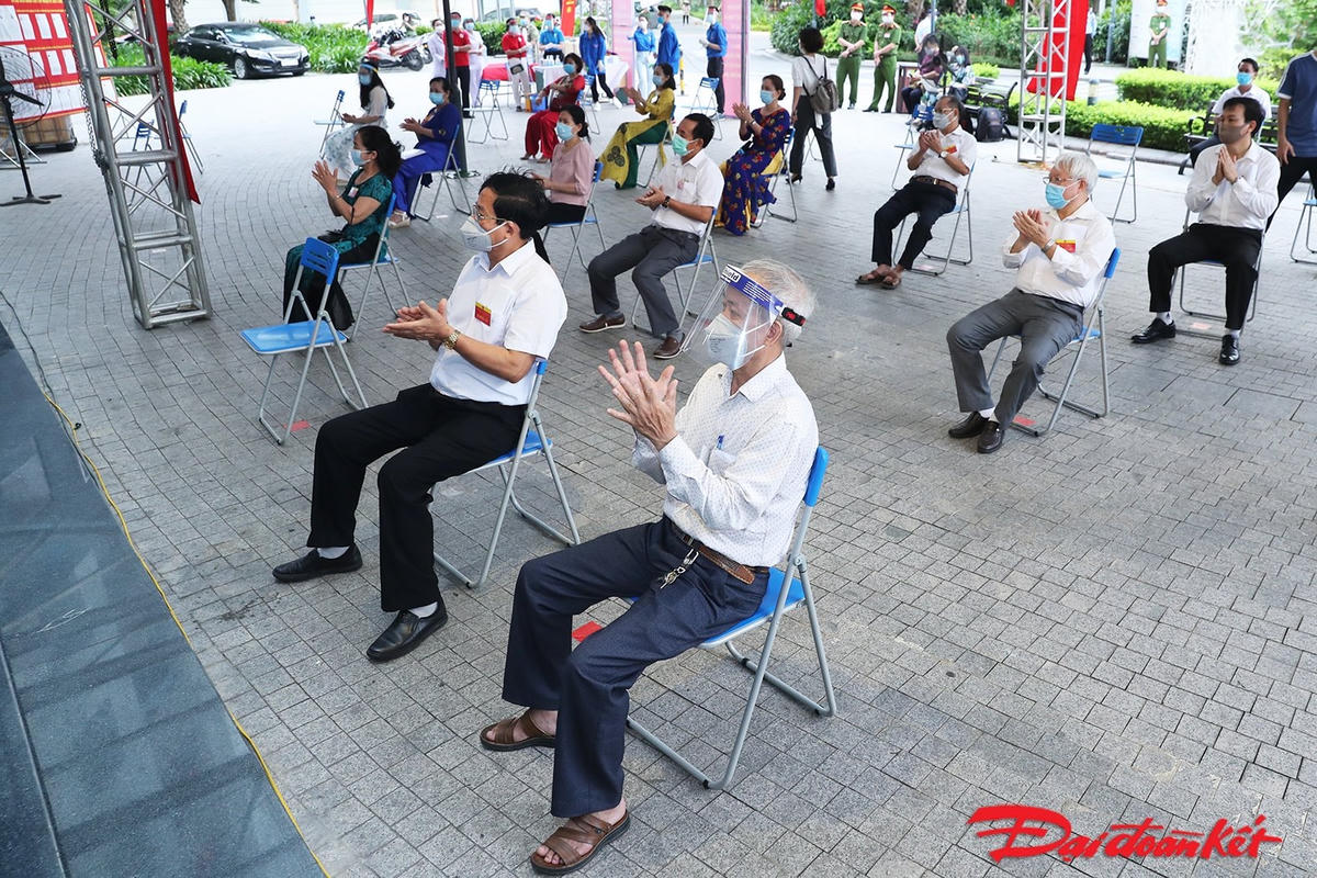 Các cử tri có mặt từ sớm để bỏ phiếu.