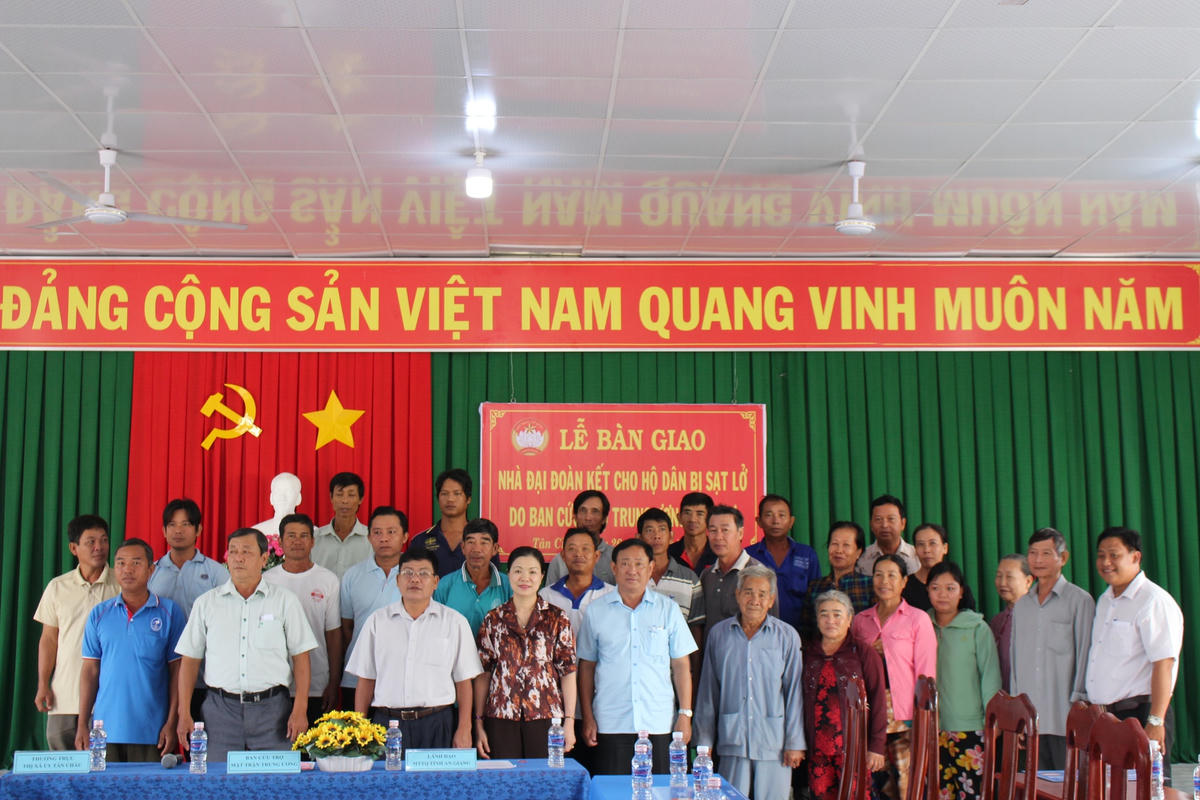 Phó Chủ tịch Trương Thị Ngọc Ánh chụp ảnh lưu niệm cùng các hộ gia đình.