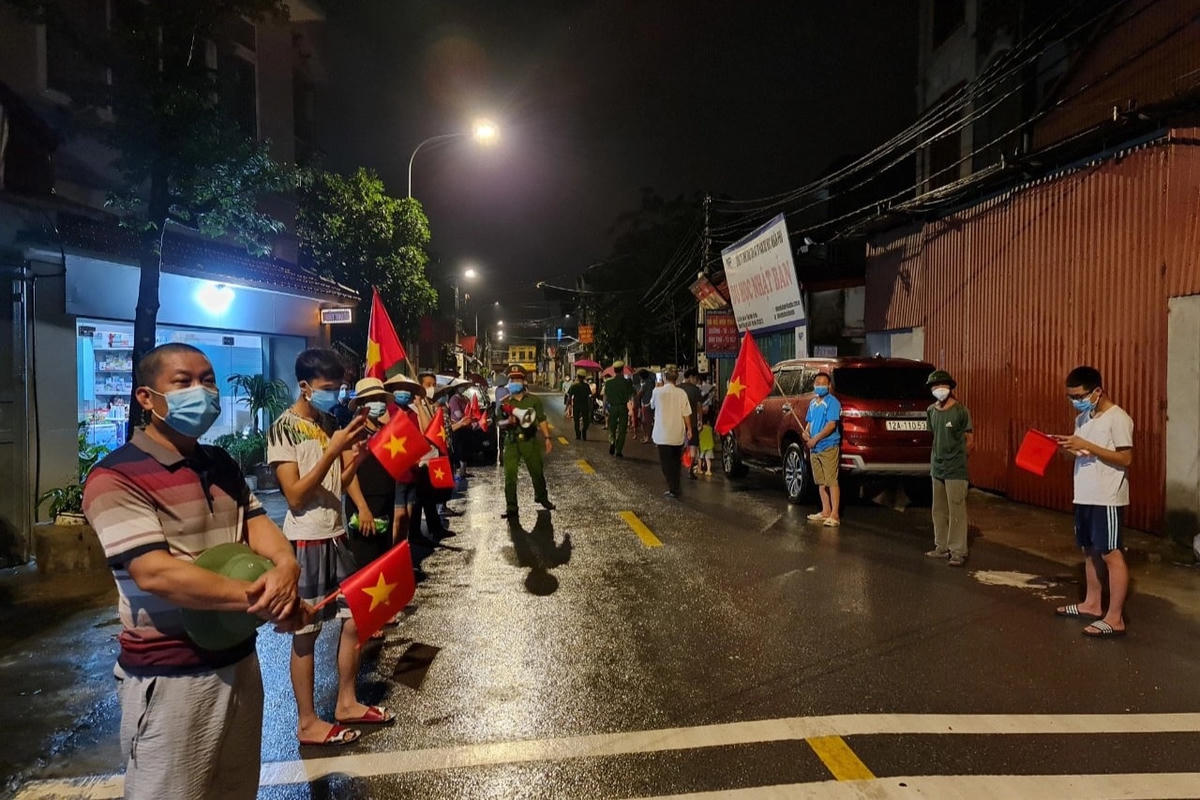Người dân huyện Thuận Thành vui mừng khi được dỡ bỏ chốt kiểm soát phòng, chống dịch Covid-19.