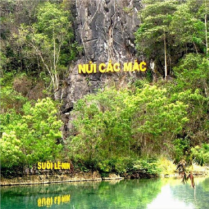Núi Các Mác, suối Lênin.