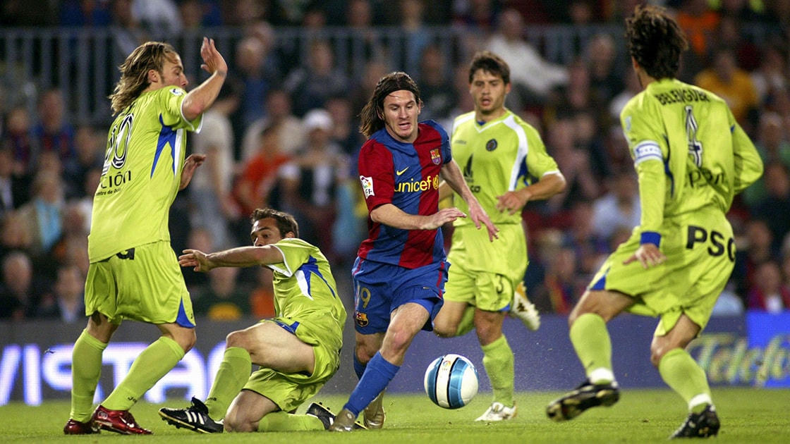 20 khoảnh khắc định nghĩa sự nghiệp vĩ đại của huyền thoại bóng đá Lionel Messi