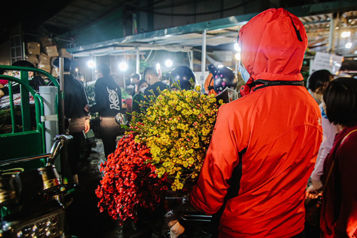 Một số tiểu thương tại chợ cho biết, năm nay, các loại hoa nhập ngoại như hoa tuyết mai, hồng gai, thanh liễu, lan tiên, diễn vĩ, phi yến, tulip… rất được ưa chuộng, mặc dù giá thành khá cao. Hầu hết, khách hàng phải chi vài trăm nghìn đồng mới mua được một bó nhỏ.
