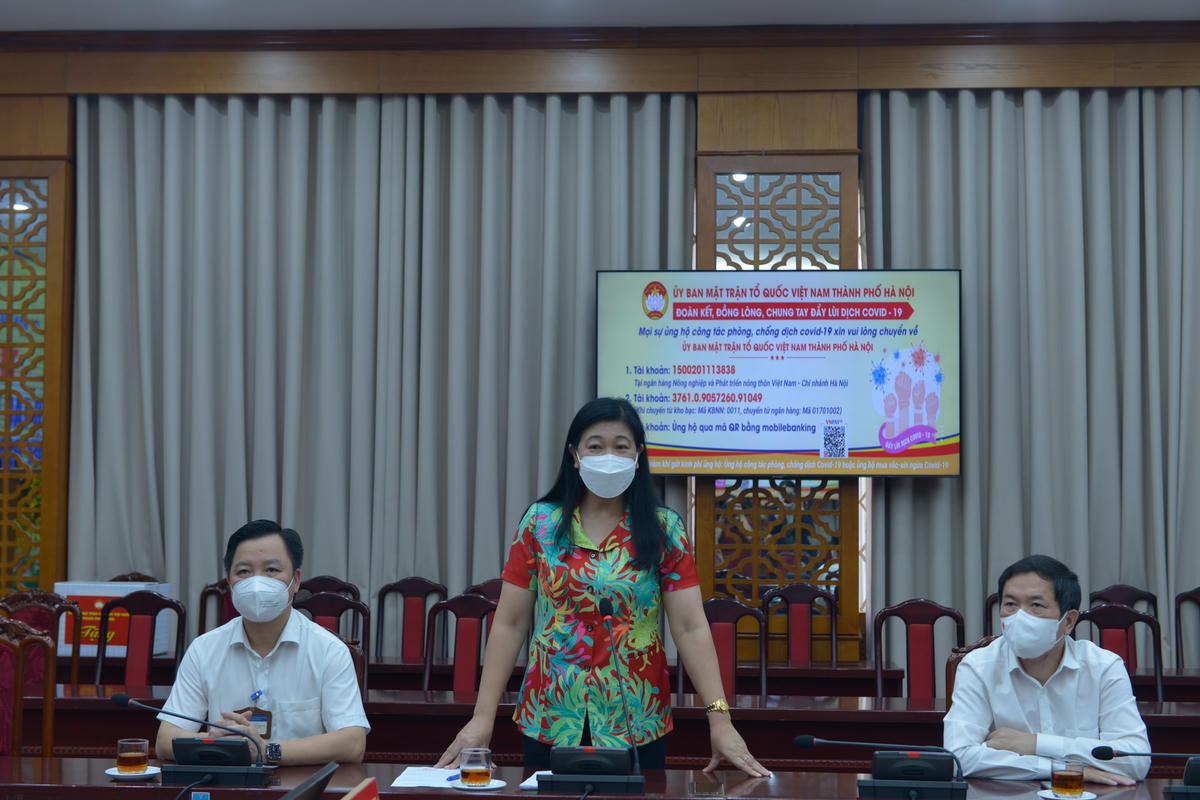 Bà Nguyễn Lan Hương phát biểu tại lễ tiếp nhận. 