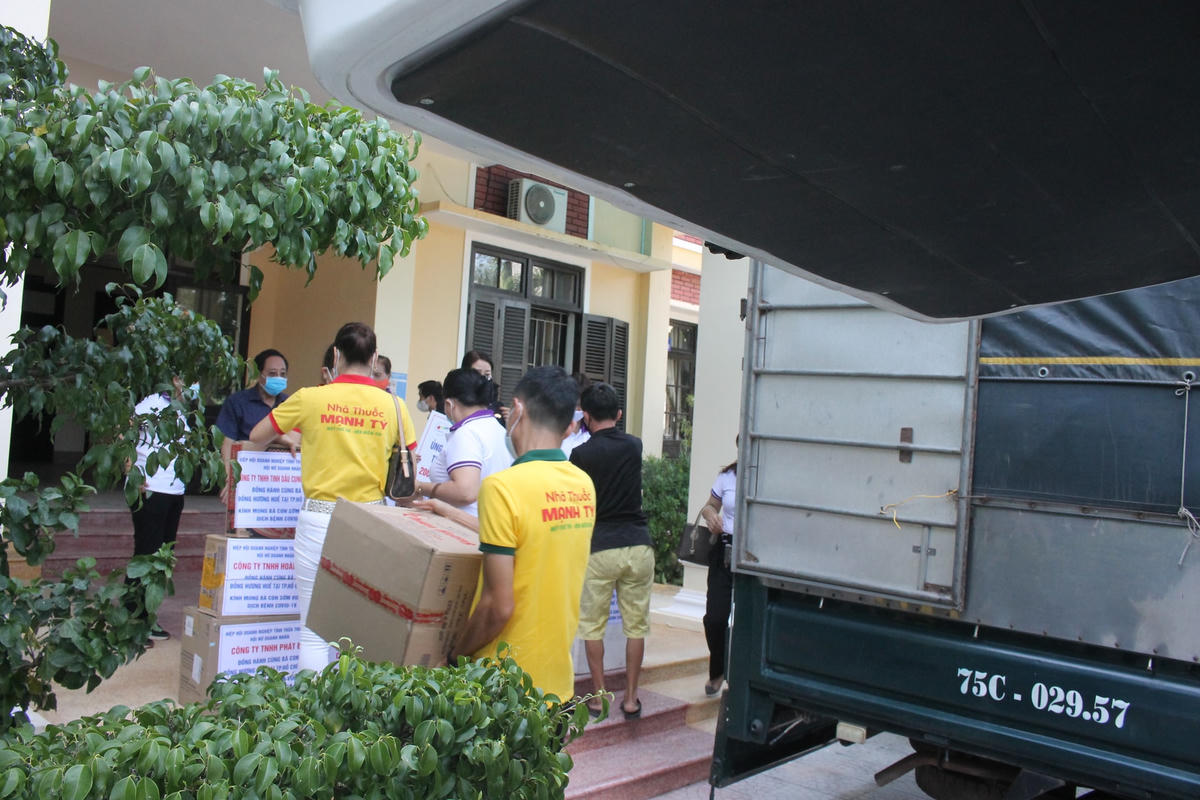 Hội Doanh nhân  Thừa Thiên - Huế trao tặng hàng hóa.