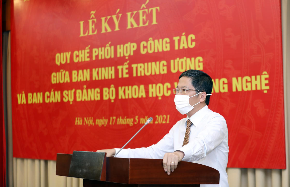 Trưởng Ban Kinh tế Trung ương Trần Tuấn Anh phát biểu tại lễ ký