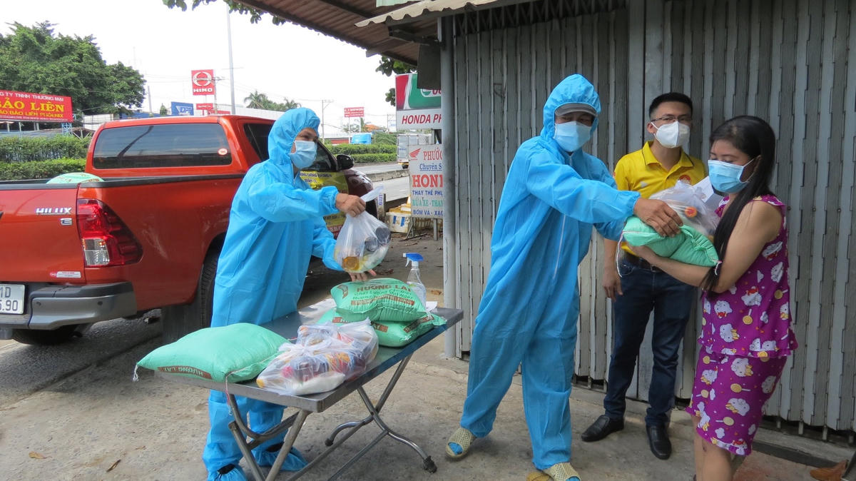 Màu áo xanh trong ngày chống dịch.