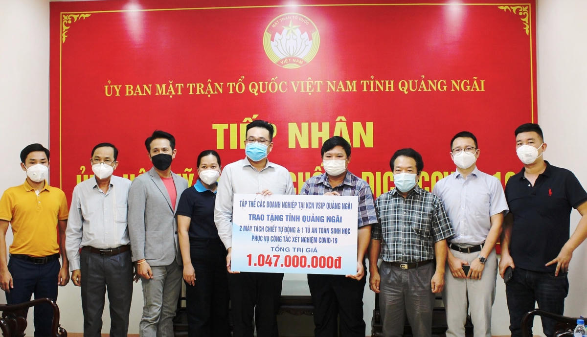 Tập thể các doanh nghiệp tại KCN Vsip trao hỗ trợ