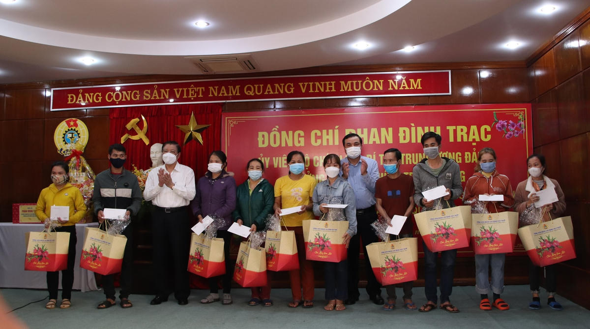 Ông Phan Đình Trạc tặng quà Tết cho người lao động có hoàn cảnh khó khăn ở Quảng Nam.