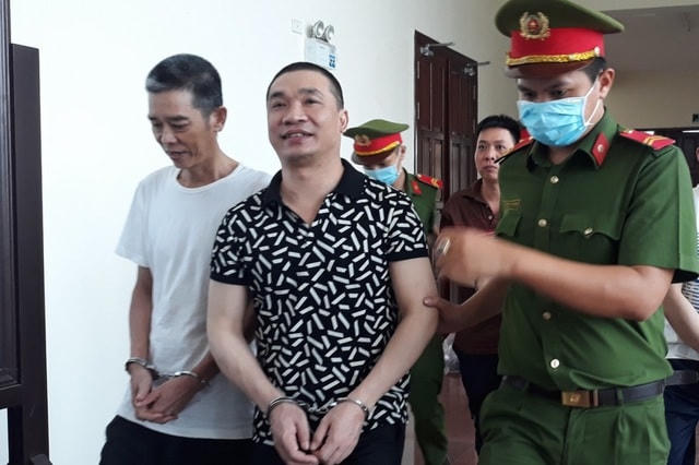 Văn Kính Dương (áo sọc đen) và Nguyễn Đức Kỳ Nam cùng lãnh án tử hình.