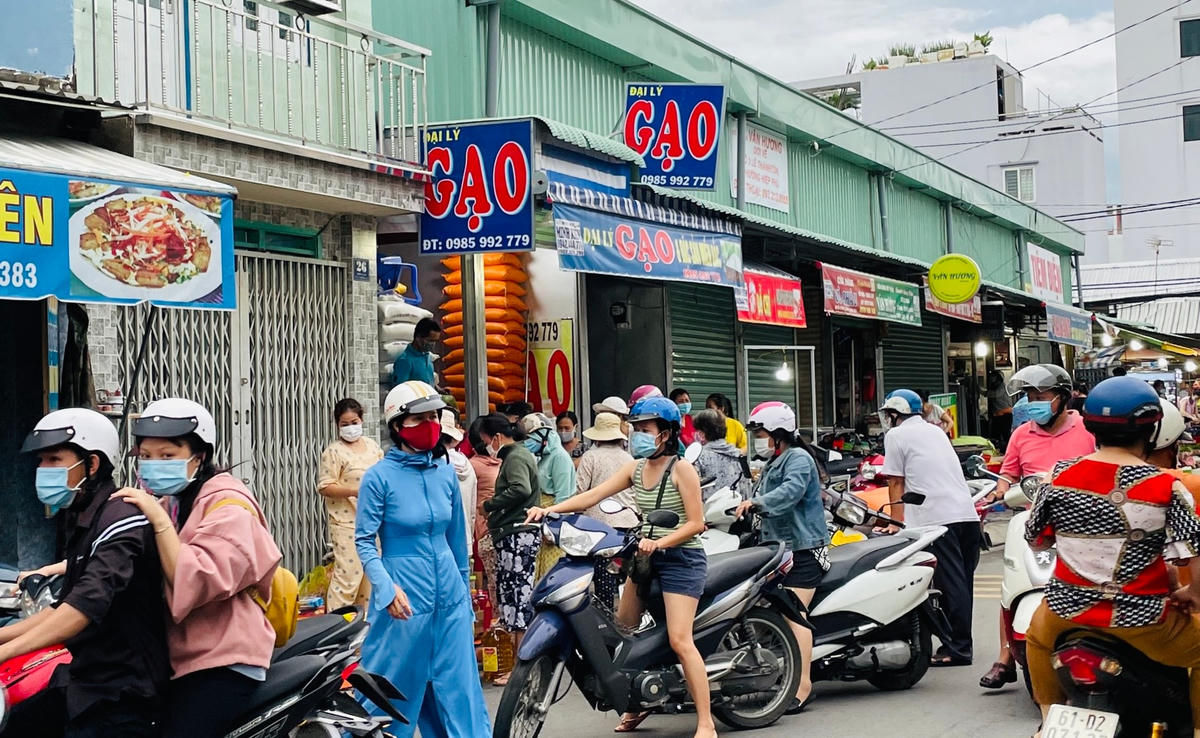 Người dân ùn ùn đi mua lương thực, thực phẩm.