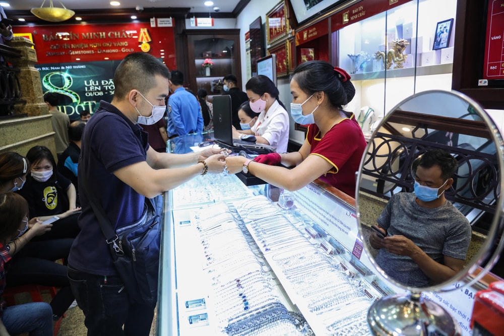 Người dân mua bán vàng ngày 6/8. Ảnh: Quang Vinh.