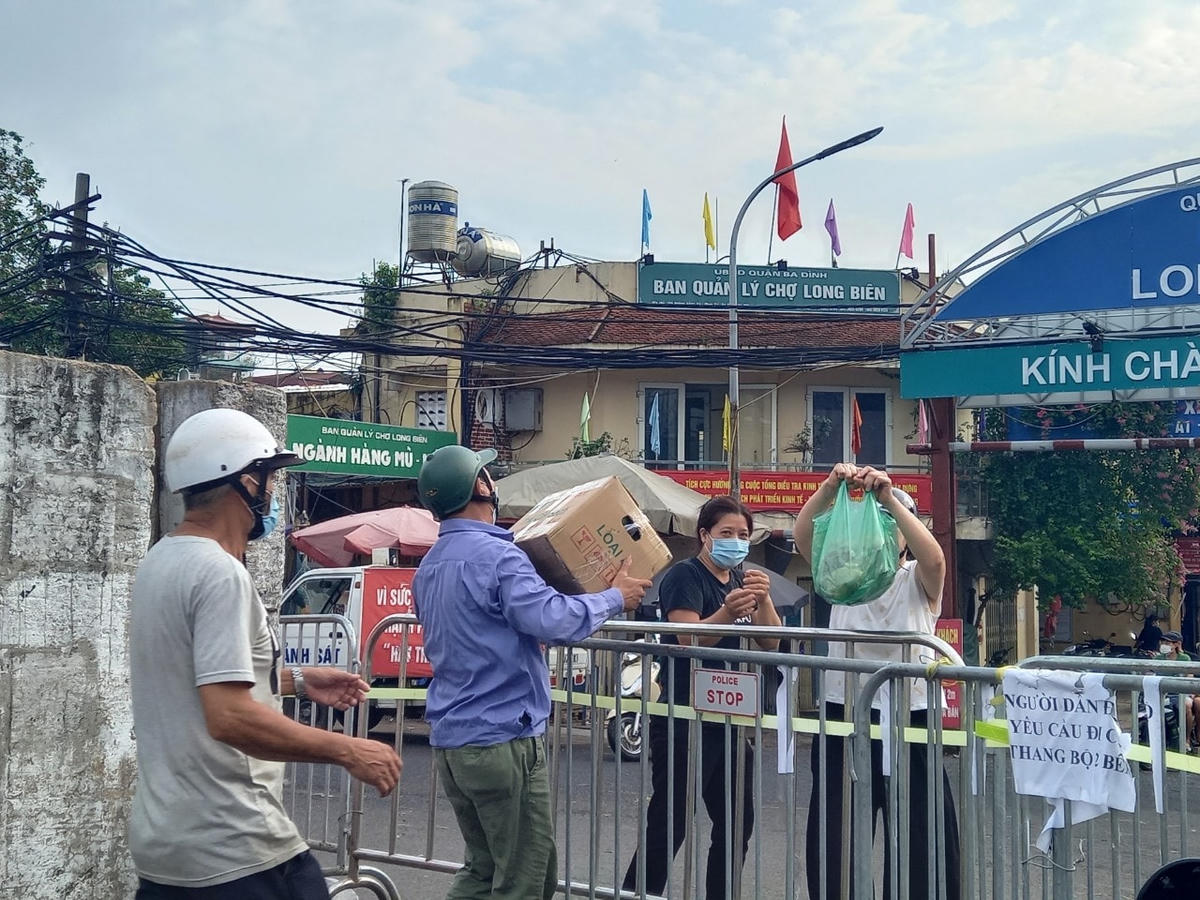 Rào chắn cổng vào chợ Long Biên, người dân lấn chiếm lòng đường bán hàng