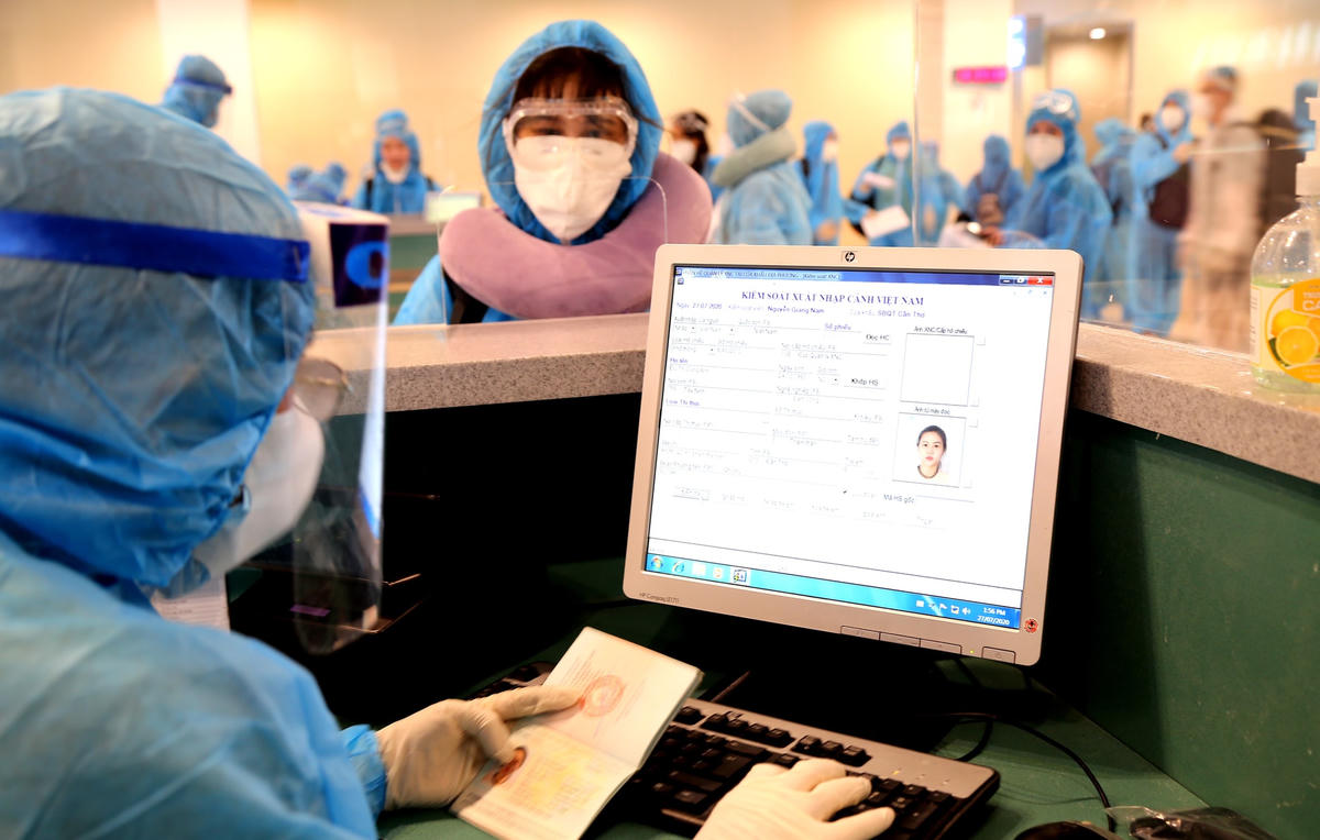 Kiểm soát xuất nhập cảnh du khách trở về từ Sinhgapore.