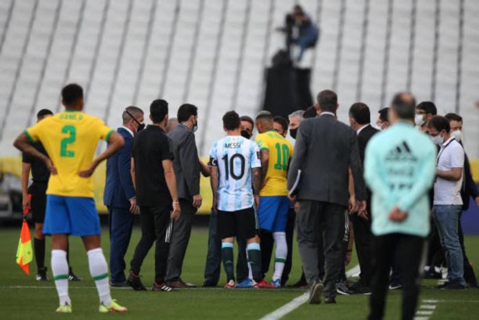 Đại chiến Argentina – Brazil gặp sự cố hy hữu chỉ sau 5 phút khiến Messi nổi giận