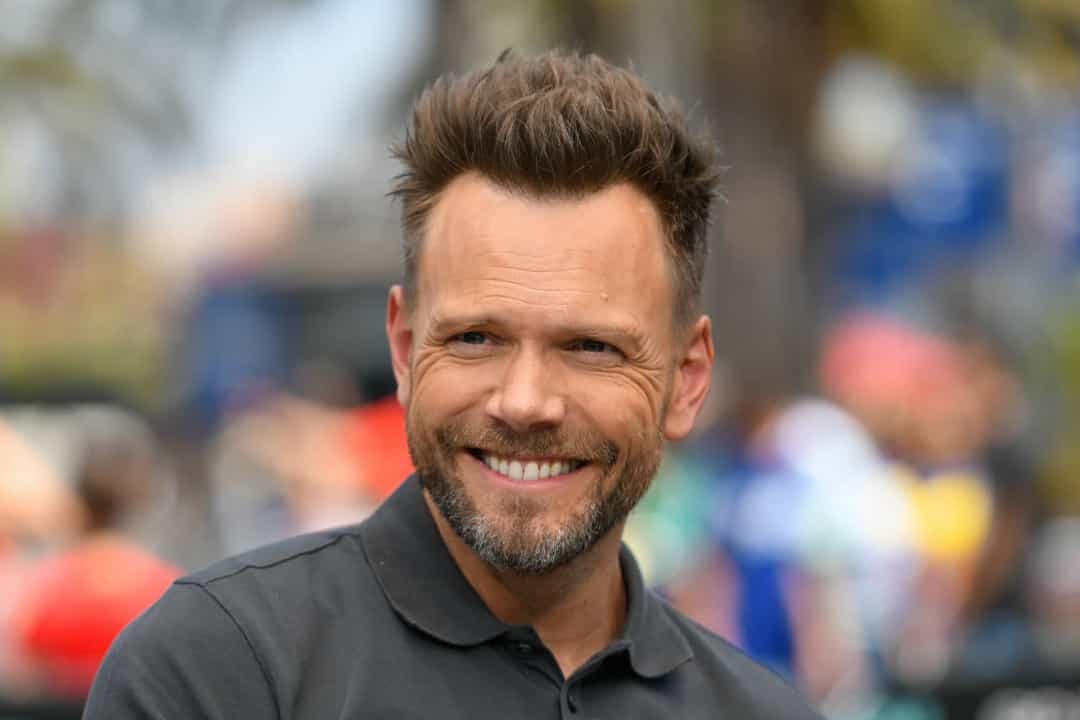Nam diễn viên Joel McHale bắt đầu sự nghiệp của mình với tư cách là một cầu thủ bóng đá tại Đại học Washington, tuy nhiên sự nghiệp của anh không tốt lắm. Thay vào đó, có lẽ anh đã quyết định đúng khi trở thành một diễn viên.  