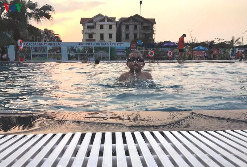 Chị Lê Hoàng hy vọng con có nhiều thời gian hơn cho các hoạt động ngoại khóa, song cũng lo ngại việc con sẽ không theo kịp các bạn nếu không học thêm.