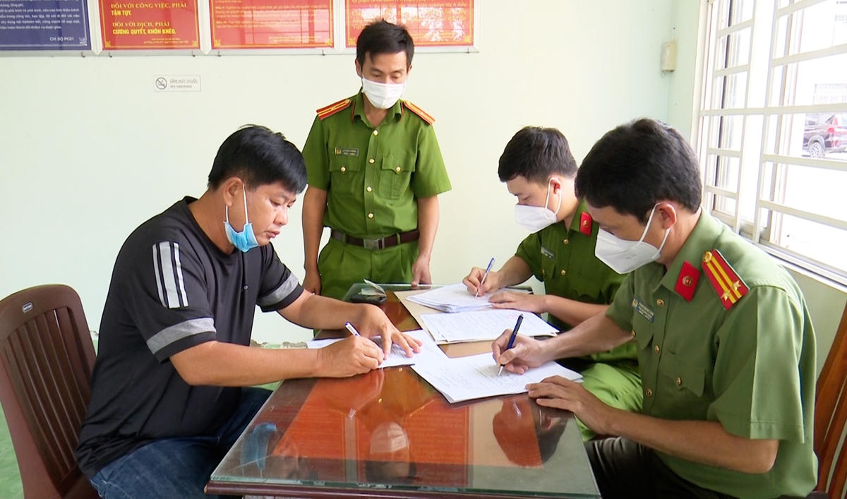 Bị can Nguyễn Văn Sang đang ghi ý kiến của mình sau khi nhận quyết định khởi tố về tội “Rửa tiền”.