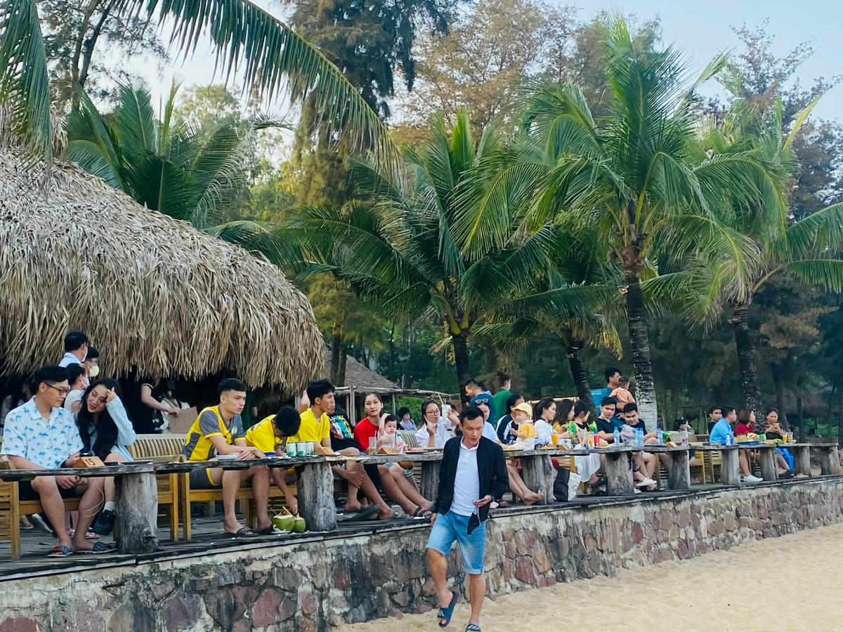 Do lượng khách đổ về lớn, quán phục vụ ăn uống tại Bãi Đông quá tải.