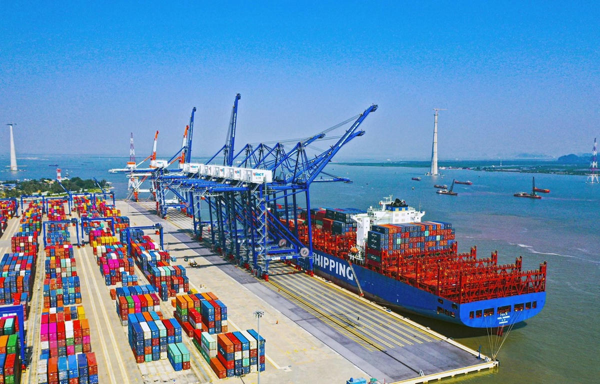 Các bến số 1, số 2 container tại Cụm cảng quốc tế Lạch Huyện đón siêu tàu container.
