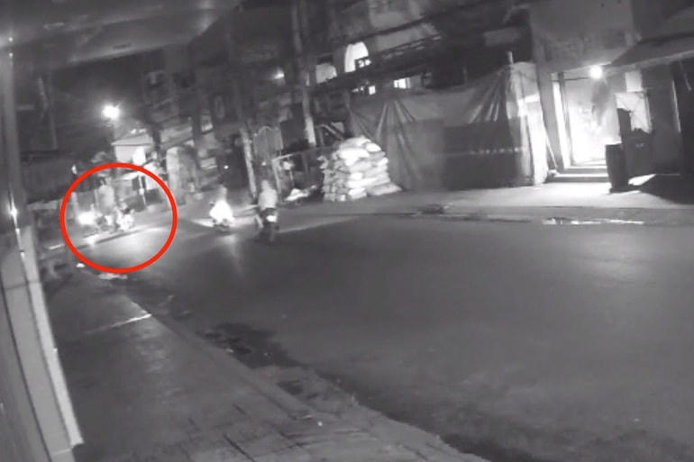 Rạng sáng 17/2, cả nhóm tiếp tục đi tìm "con mồi". Phát hiện chị N. điều khiển xe máy hiệu Vision chở theo bạn lưu thông trên quốc lộ 1, hướng về ngã tư Bà Hom nên cả nhóm thống nhất bí mật đeo bám.Khi đến 173 Lê Đình Cẩn, một người trong nhóm ép xe chị N. vào lề đường, tên khác móc dao bấm đe dọa khiến nạn nhân bỏ chạy.Nhóm cướp ép xe của chị N. (Ảnh cắt từ clip).