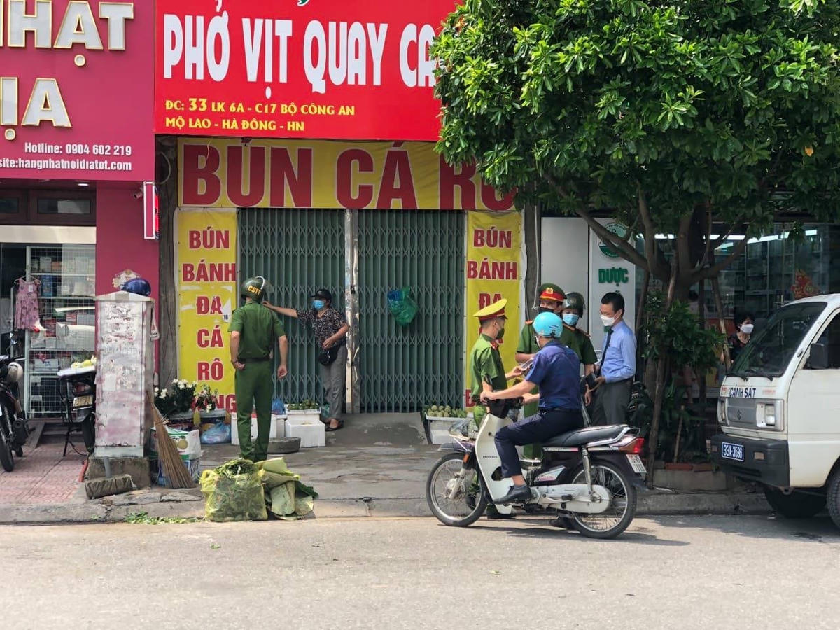Lực lượng công an tiến hàng xử phạt những trường hợp vi phạm.