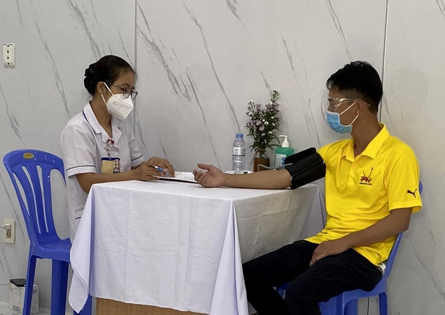 Người lao động BIENDONG POC được tư vấn, kiểm tra y tế trước khi tiêm vaccine Covid-19.