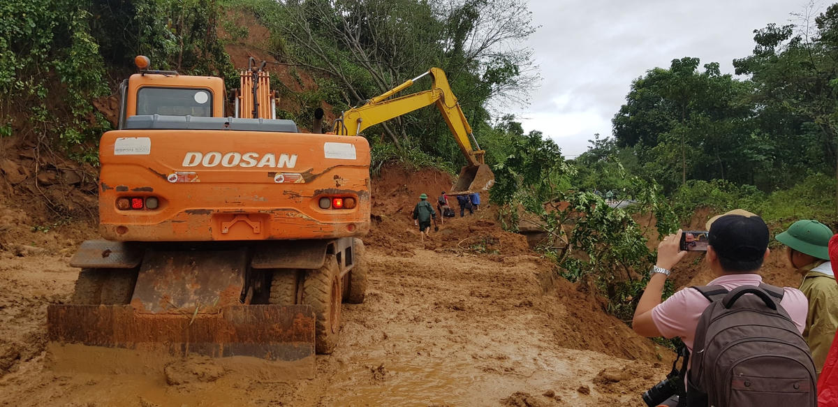 Đường vào vị trí sạt lở gặp nhiều khó khăn nên đoàn cứu hộ cứu nạn chưa tiếp cận hiện trường.