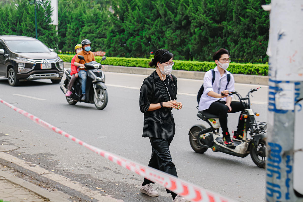 Chị Nguyễn Thị Huyền, trú tại Nhân Chính (Thanh Xuân, Hà Nội) cho biết: “Tôi thường xuyên phải đi qua đoạn đường này nhưng mấy hôm nay tự nhiên có một hàng rào tôn đang được xây dựng tại nút giao Lê Văn Thiêm - Lê Văn Lương. Do đơn vị thi công căng dây cảnh báo xung quanh vỉa hè còn lại khiến người dân chúng tôi buộc phải đi xuống lòng đường. Tuy nhiên, hiện chúng tôi chưa nhận được thông báo gì về việc rào chắn này. Không biết đây là công trình nào mà ngang nhiên rào chắn hết vỉa hè, chiếm hết lối đi bộ của người dân”.