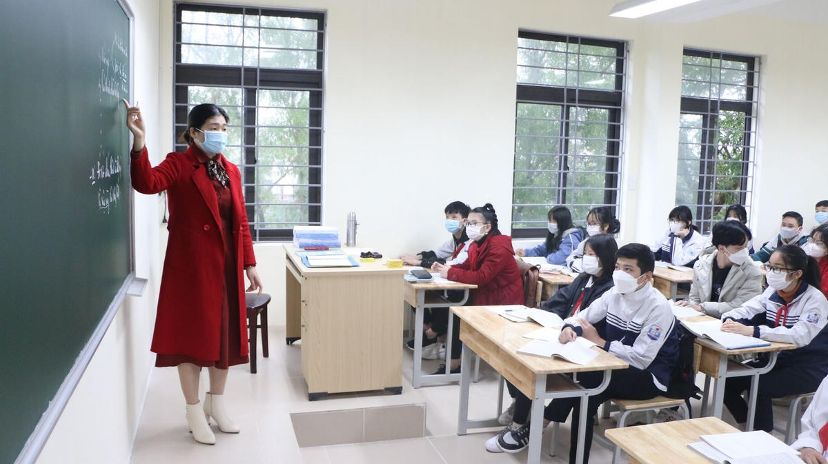 Giáo viên Hà Nội dạy học cho học sinh trong những ngày đầu trường học mở cửa.
