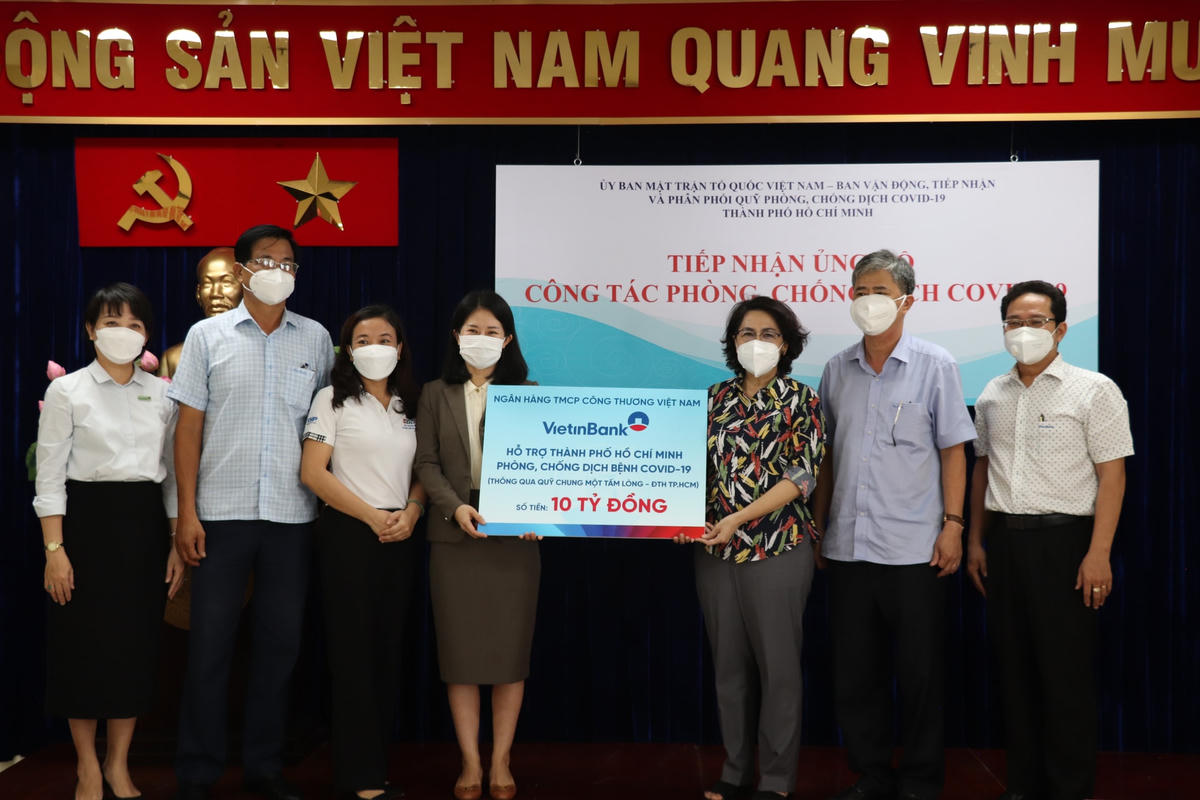 Chủ tịch Ủy ban MTTQ Việt Nam TP HCM Tô Thị Bích Châu tiếp nhận ủng hộ từ Ngân hàng Vietinbank.